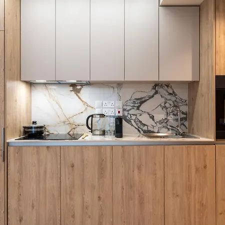 Stylish Central Apartment • City Views • Prime Location • Parking 아파트