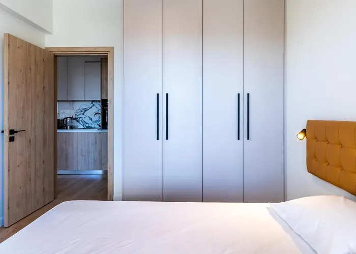 Stylish Central Apartment • City Views • Prime Location • Parking * 니코시아