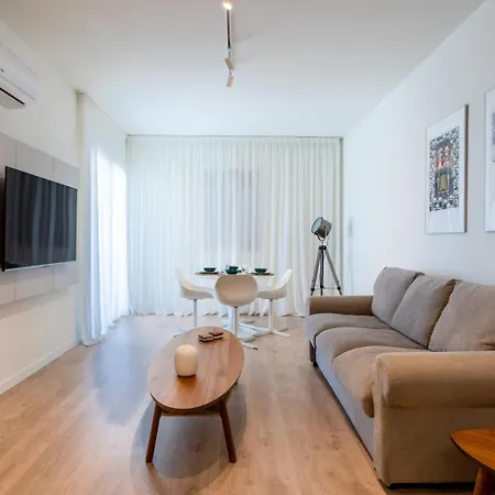 Stylish Central Apartment • City Views • Prime Location • Parking 尼科西亚