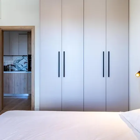 Stylish Central Apartment • City Views • Prime Location • Parking * 尼科西亚