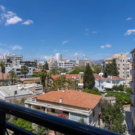Stylish Central Apartment • City Views • Prime Location • Parking 公寓