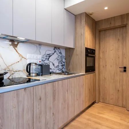 Appartement Stylish Central Apartment • City Views • Prime Location • Parking