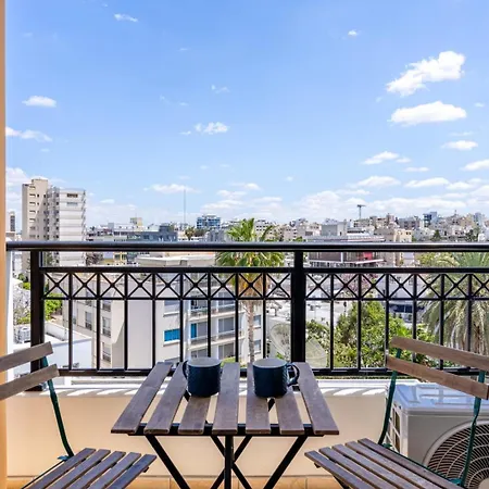 Stylish Central Apartment • City Views • Prime Location • Parking 公寓 尼科西亚