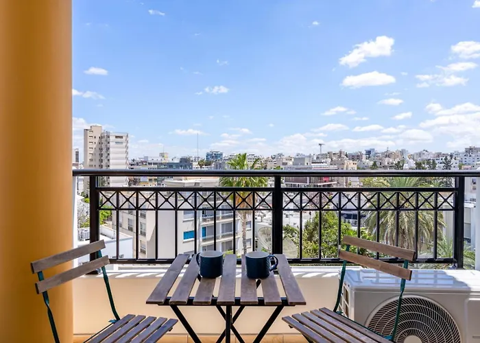 Stylish Central Apartment • City Views • Prime Location • Parking アパート ニコシア