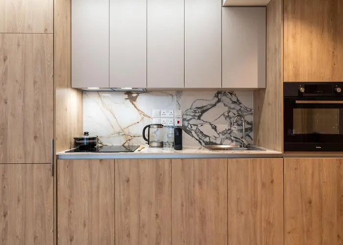 Stylish Central Apartment • City Views • Prime Location • Parking Apartamento